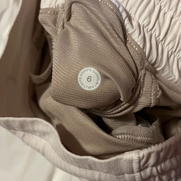 Lululemon Hotty Hot High-Rise 4” Short - Picture 6 of 8